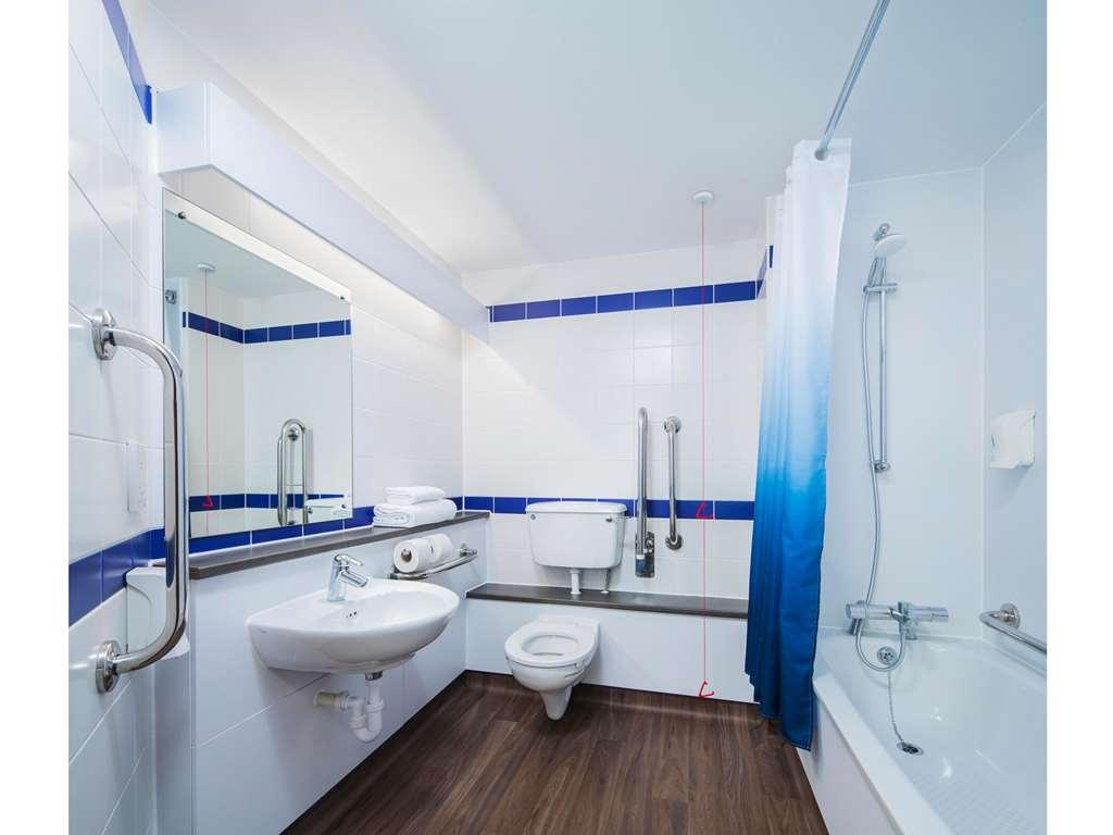 Travelodge Bristol Central Anchor Road Room photo