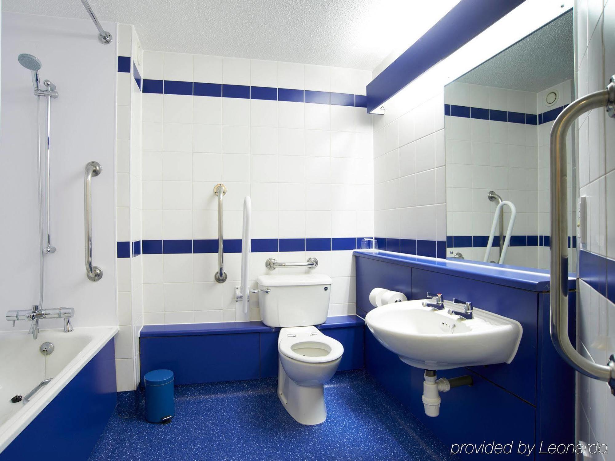 Travelodge Bristol Central Anchor Road Exterior photo