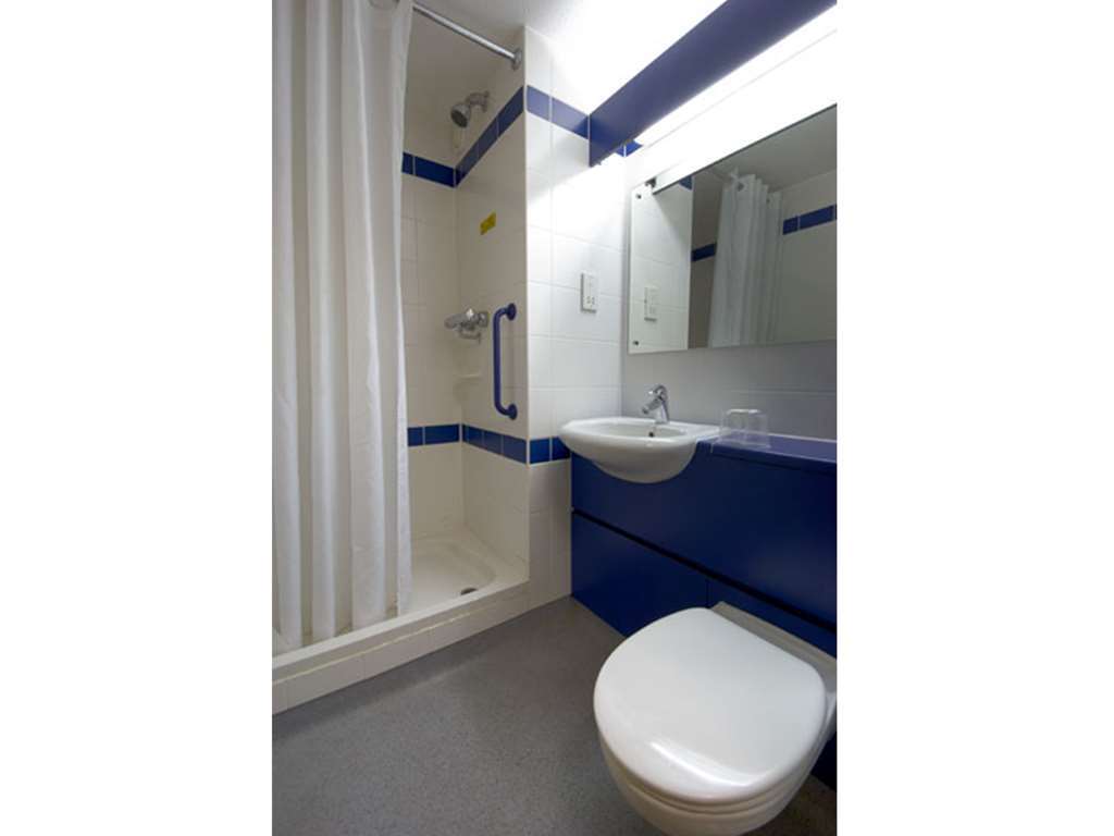 Travelodge Bristol Central Anchor Road Room photo